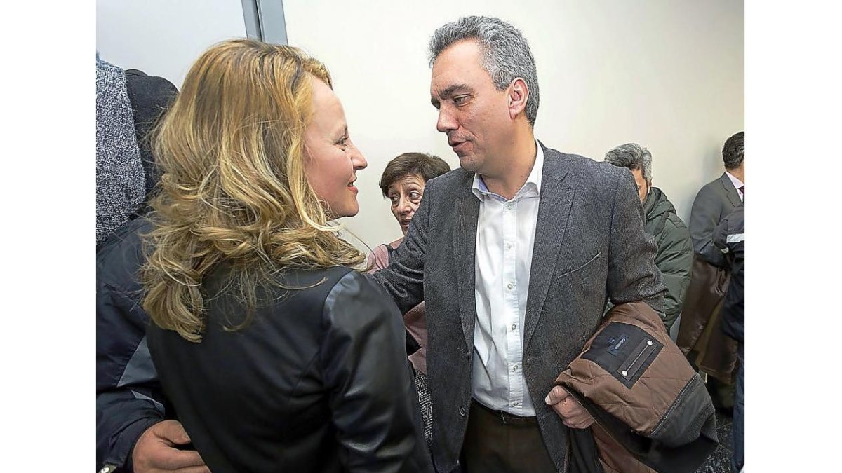 Izquierdo dialoga con Fernández, tras el Pleno.-PABLO REQUEJO (PHOTOGENIC)