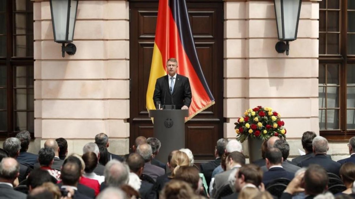 El presidente de Rumania, Klaus Iohannis, será el encargado de escoger un nuevo primer ministro.-EFE / FELIPE TRUEBA