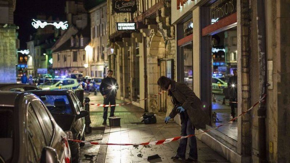 Una policía recopila pruebas en el lugar del atropello en Dijon.-Foto: AFP / ARNAUD FINISTRE