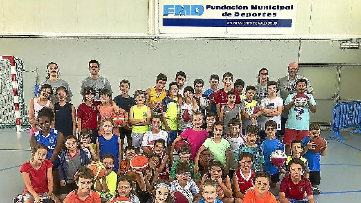 Foto de familia del Campus de Baloncesto de la FMD que se celebra en el polideportivo Parquesol y coordinado por el entrenador Superior Andrés Calvo.-G. V.
