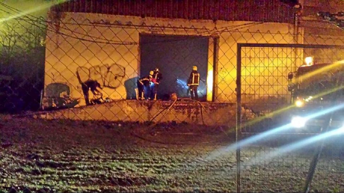 Bomberos actuando en la nave-El Mundo
