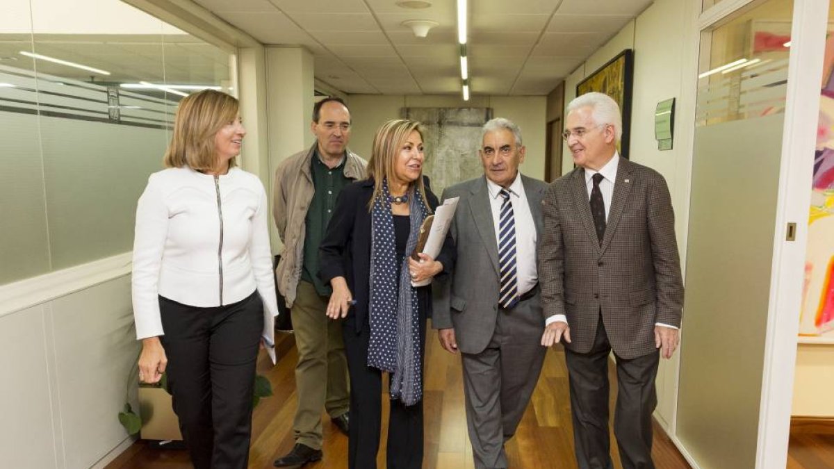 La vicepresidenta de la Junta de Castilla y León, Rosa Valdeón, y la consejera de Familia, Alicia García, mantienen una reunión de trabajo con representantes de ONG para la acogida de refugiados en Castilla y León-Ical