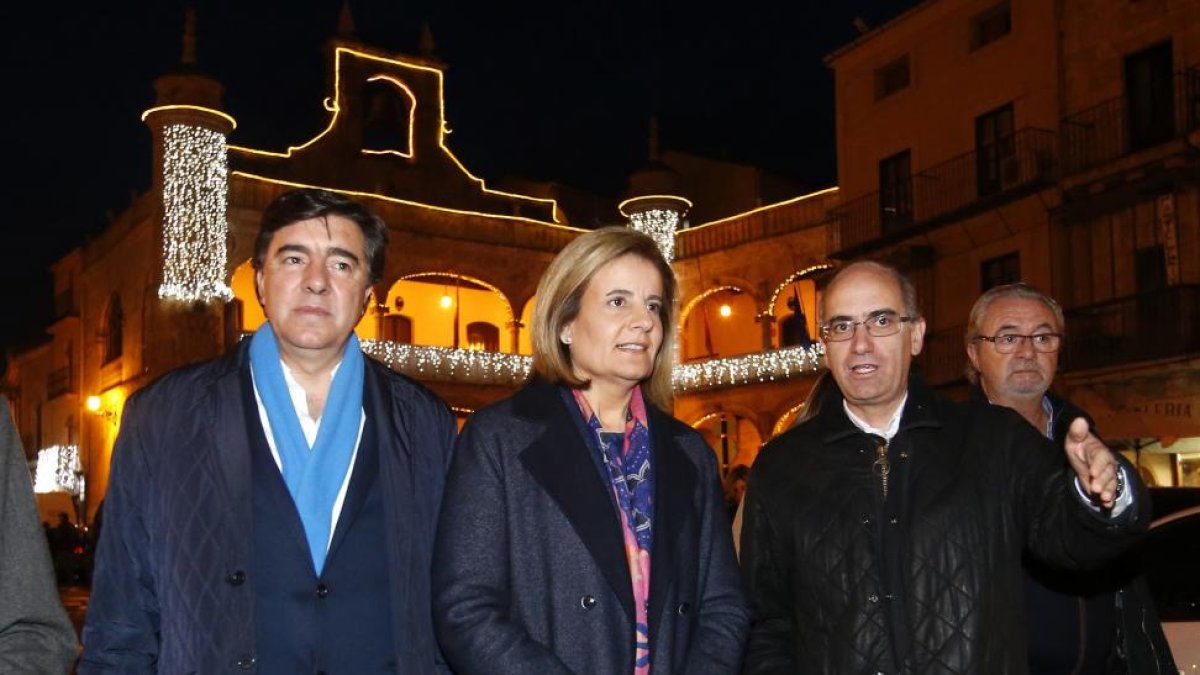 La ministra de Empleo y Seguridad Social Fatima Bañez junto a Javier Iglesias, presidente de la Diputación de Salamanca y José Antonio Bermúdez de Castro, candidato número uno del PP al Congreso de los Diputados.-Ical