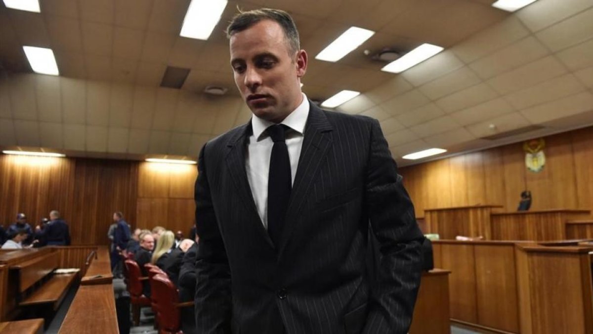 El atleta Oscar Pistorius en la vista que decidirá su condena-PHILL MAGAKOE POOL / REUTERS