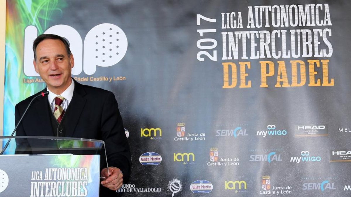 El presidente de la Federación española de pádel, Alfredo Garbisu, durante la presentación del torneo realizado en el Mirador de Cristal del Museo de la Ciencia .-MONTSE ÁLVAREZ