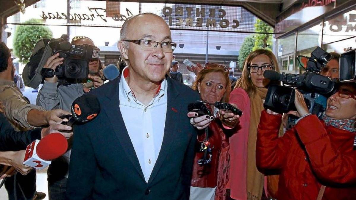 Ramiro Ruíz Medrano, 'asaltado' por los periodistas.-J.M. Lostau