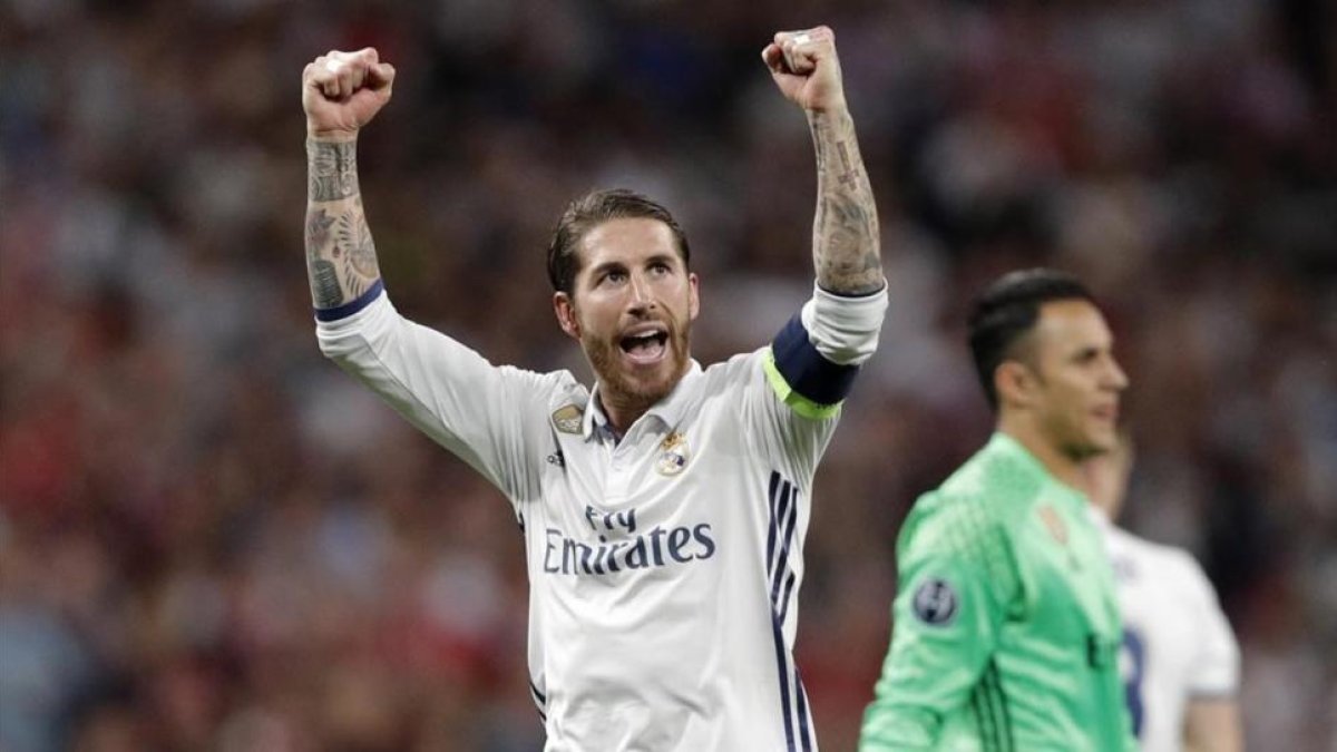 Sergio Ramos celebra el pase del Madrid a las semifinales de la Champions.-AP / DANIEL OCHOA DE OLZA