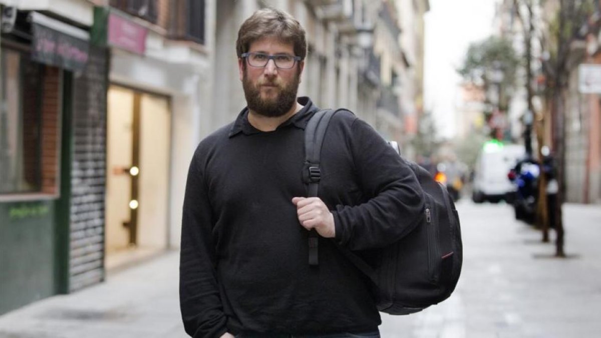 Miguel Urbán, líder anticapitalista en el barrio de Lavapiés, en Madrid.-JUAN MANUEL PRATS