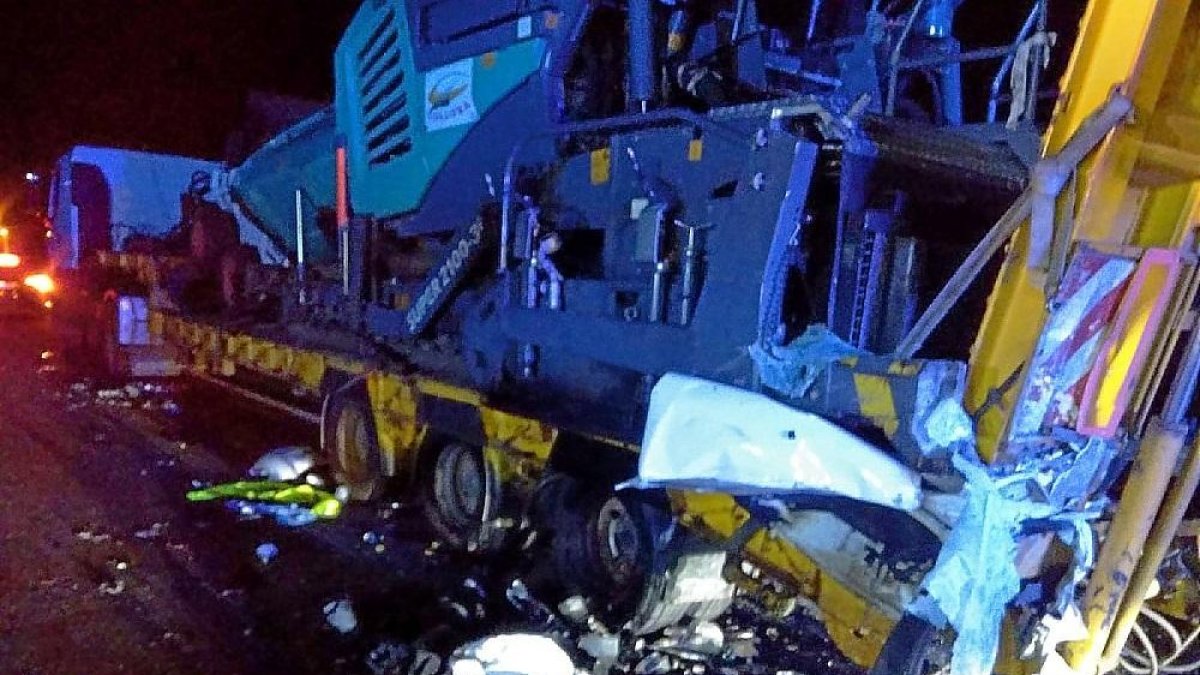 Restos del coche que impactó frontolateralmente contra el tráiler en la A-66.-E.M.