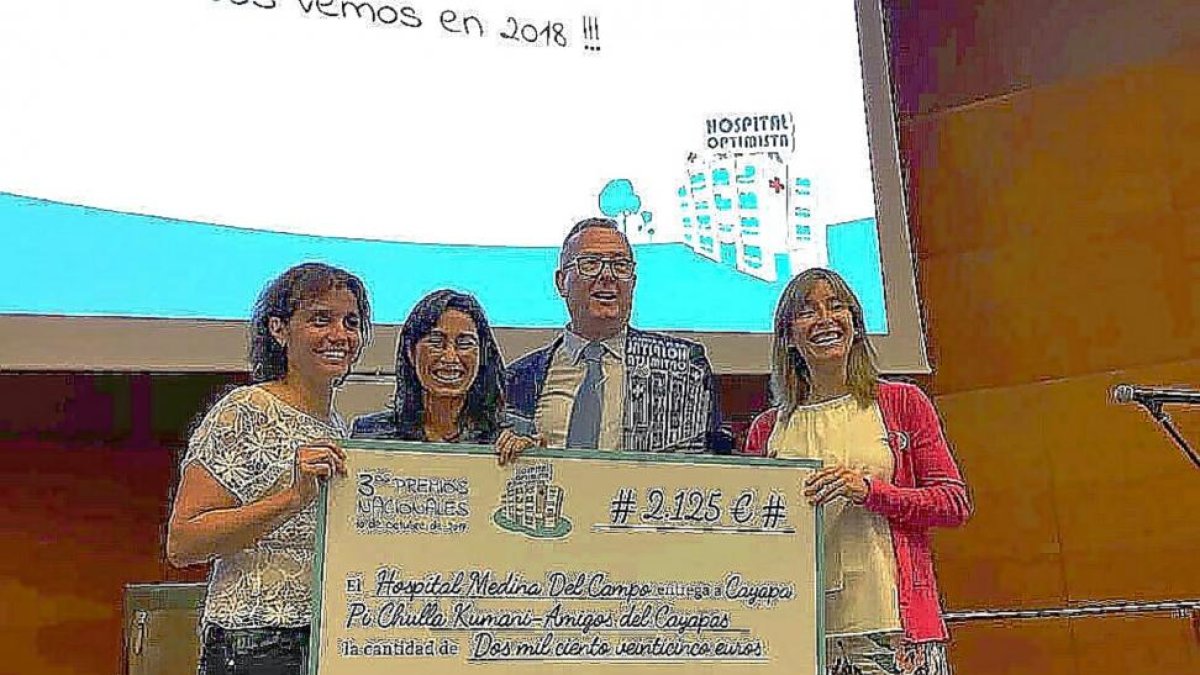 El gerente y personal del hospital, ayer, recogen el premio.-EL MUNDO