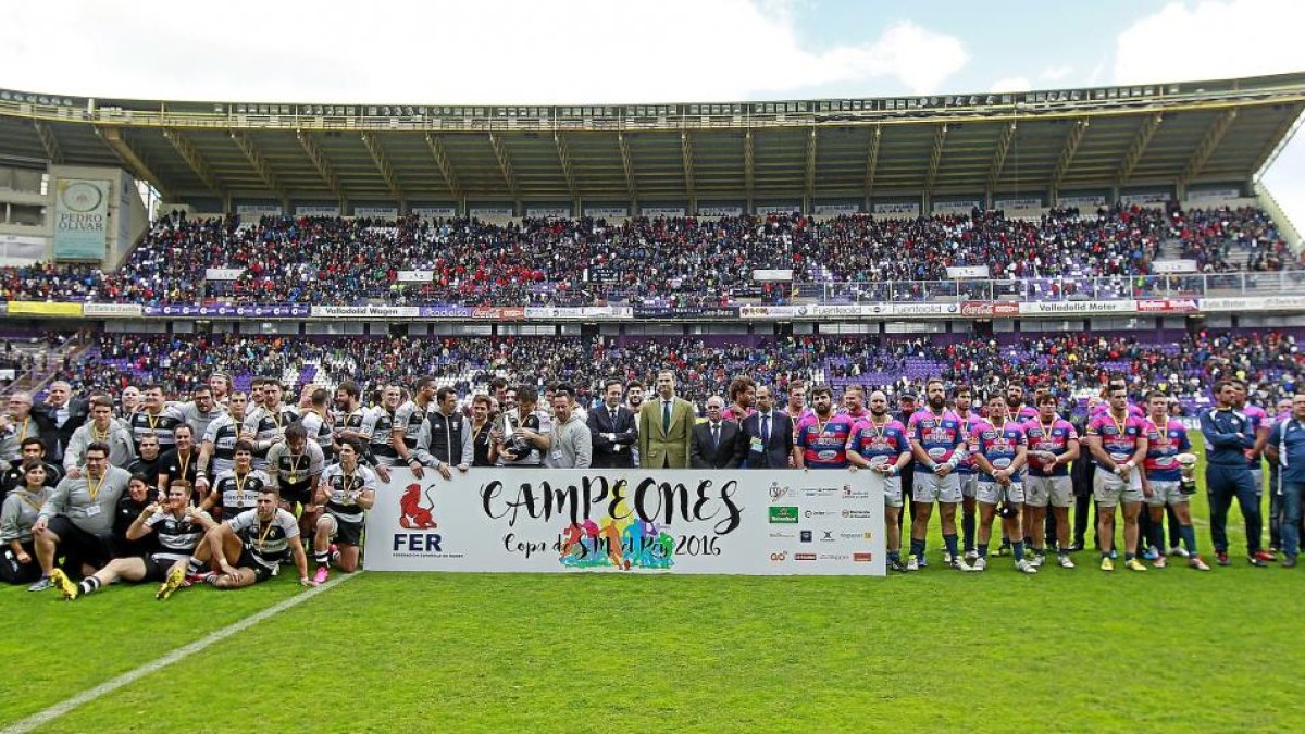 Los jugadores y el cuerpo técnico de SilverStorm El Salvador, celebrando el título de la Copa del Rey, junto con el monarca Felipe VI y la plantilla del Entrepinares como subcampeón.-J. M. LOSTAU
