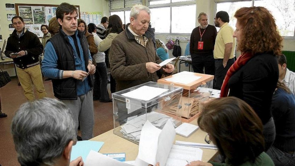 Foto de archivo de una mesa electoral de Valladolid-E. M.