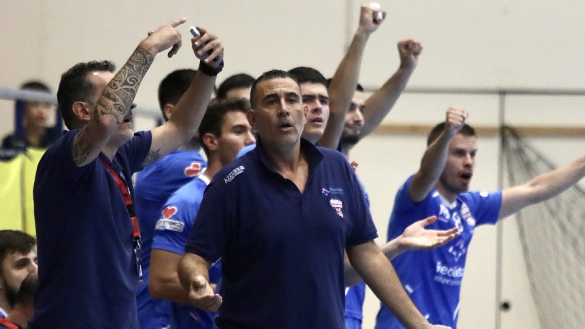 Pisonero y su banquillo durante un partido de la presente temporada. / EL MUNDO