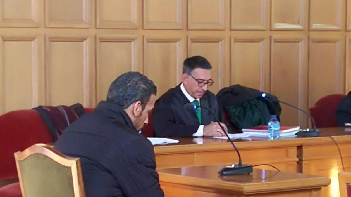 Driss Faseh, ayer, antes de prestar declaración en el juicio con Jurado Popular en la Audiencia de Soria.-J. R. R.
