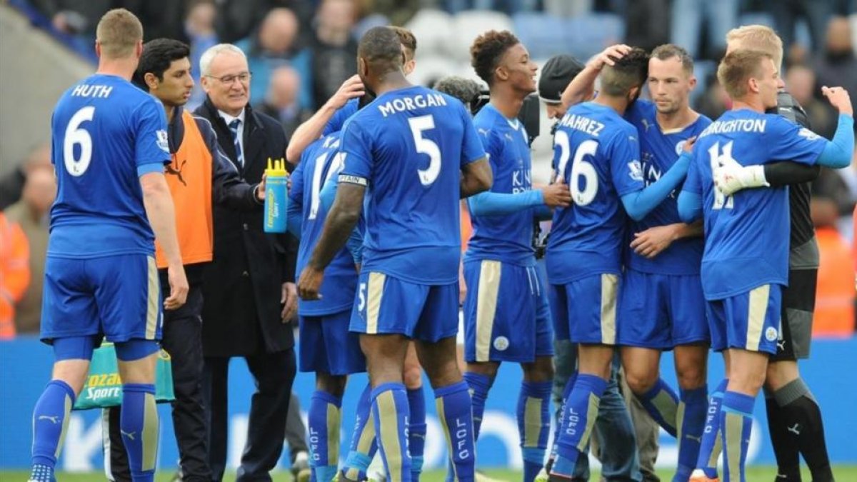 Los futbolistas del Leicester celebran su victoria ante el Swansea.-AP / RUI VIEIRA
