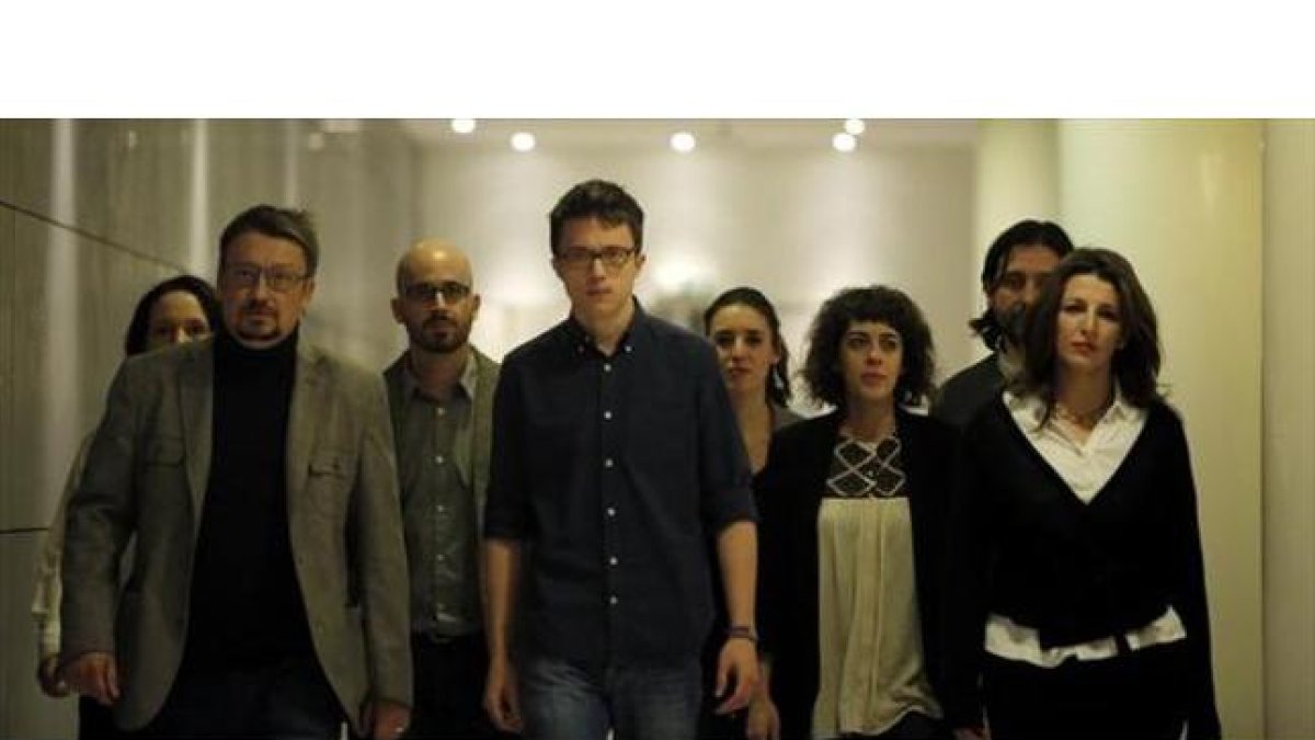 Xavier Domènech (En Comú Podem) e Íñigo Errejón, con otros miembros del equipo negociador de Podemos.-JOSÉ LUIS ROCA