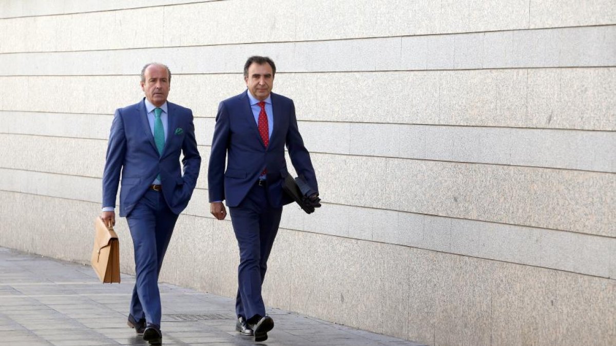 El empresario Francisco Esgueva (D), a su llegada al juzgado de Valladolid para declarar en el marco de la instrucción sobre la tramitación de parques eólicos.-ICAL