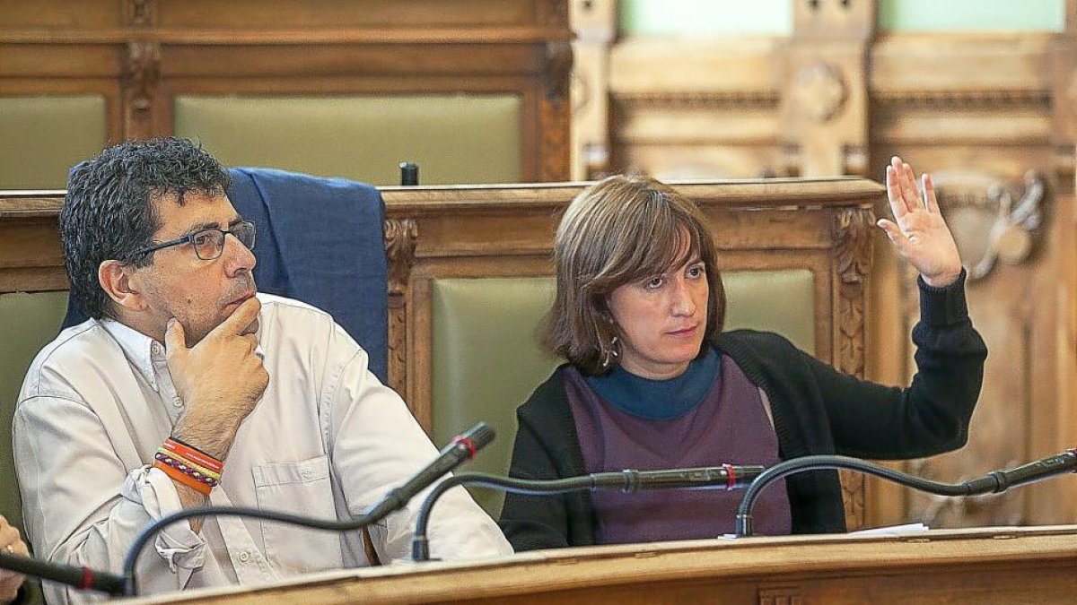 Los ediles de Toma la Palabra Alberto Bustos y María Sánchez, en una votación del pleno de ayer.-P. REQUEJO