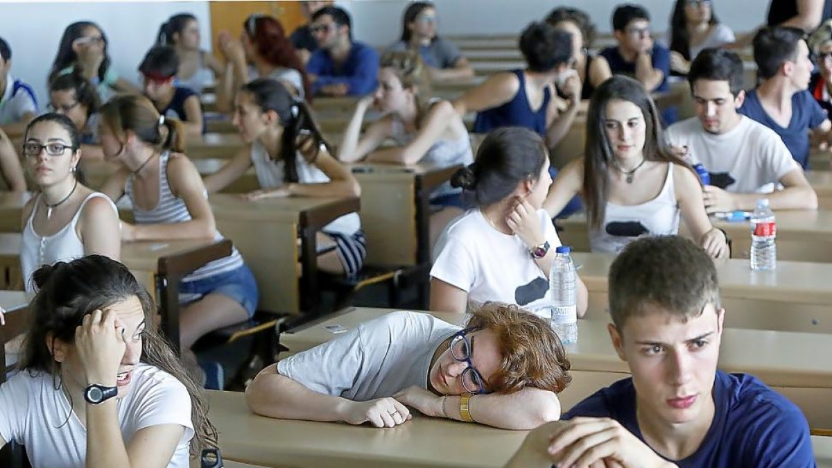 Un grupo de estudiantes durante el descanso entre exámenes en el Aulario Campus Esgueva.-J.M. Lostau