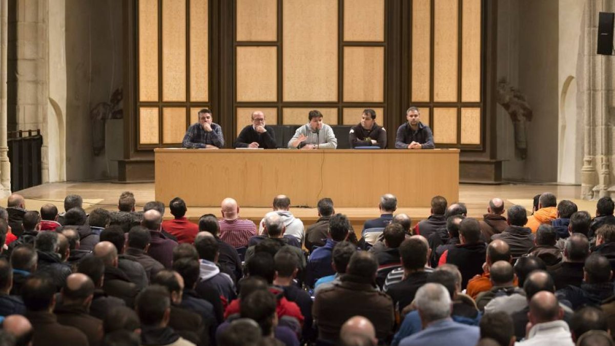 Algunos de los asistentes a la asamblea general convocada por el comité de empresa de la factoría Nissan en Ávila para abordar la situación por la que atraviesan-Raúl Sanchidrián