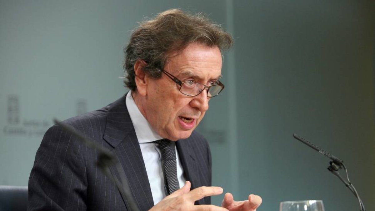 El consejero de la Presidencia y portavoz, José Antonio de Santiago-Juárez, comparece en rueda de prensa posterior al Consejo de Gobierno-Ical