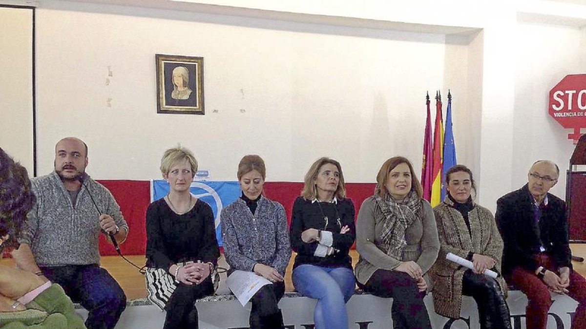 Ediles del GMP en el encuentro de ayer, junto a la presidenta de la gestora (centro) y Ruiz Medrano (1º derecha).-EL MUNDO