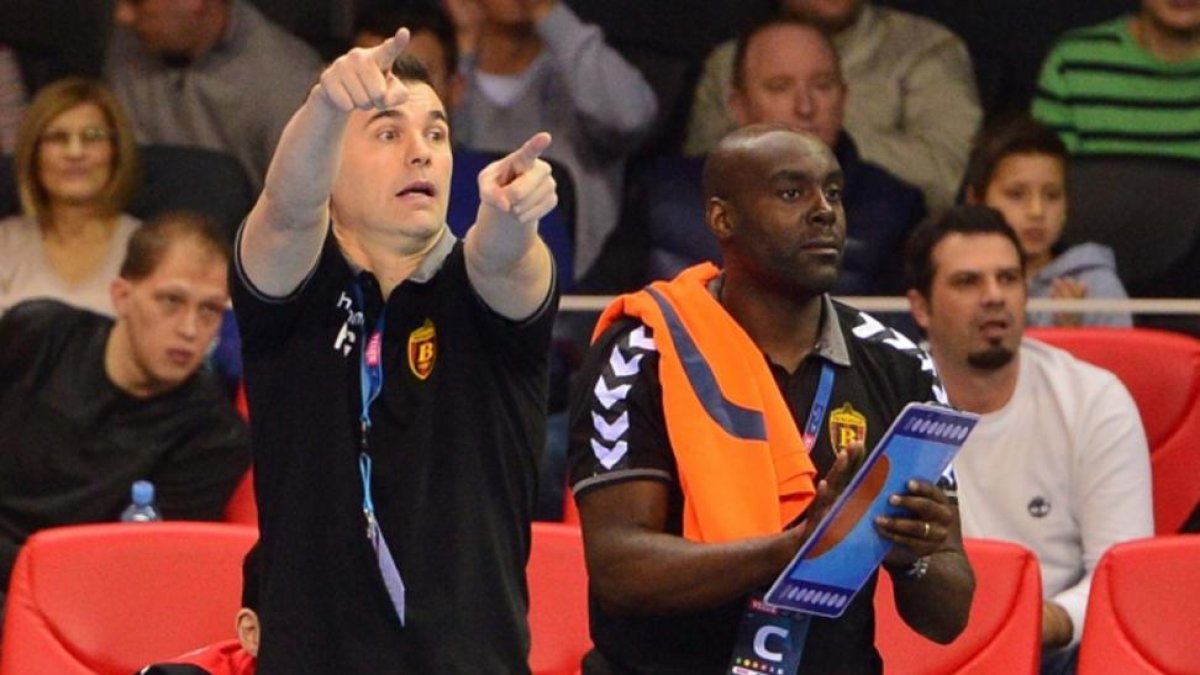 El vallisoletanio Raúl González y su ayudante David Davis, dirigiendo al ‘Spanish Vardar’ en la Champions-EL MUNDO
