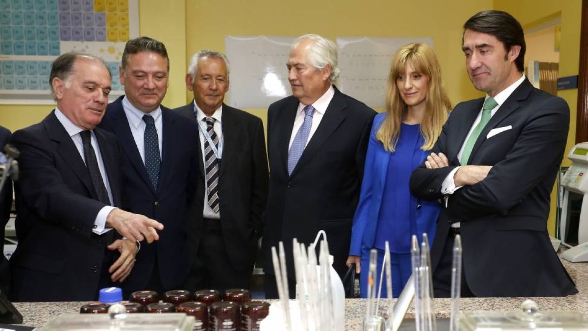 El consejero de Economía y Empleo, Tomás Villanueva, visita los Laboratorios Ovejero. Le acompañan, entre otras autoridades, el diputado nacional, Alfredo Prada y el presidente de la compañía, Juan Ignacio Ovejero (3I)-Ical