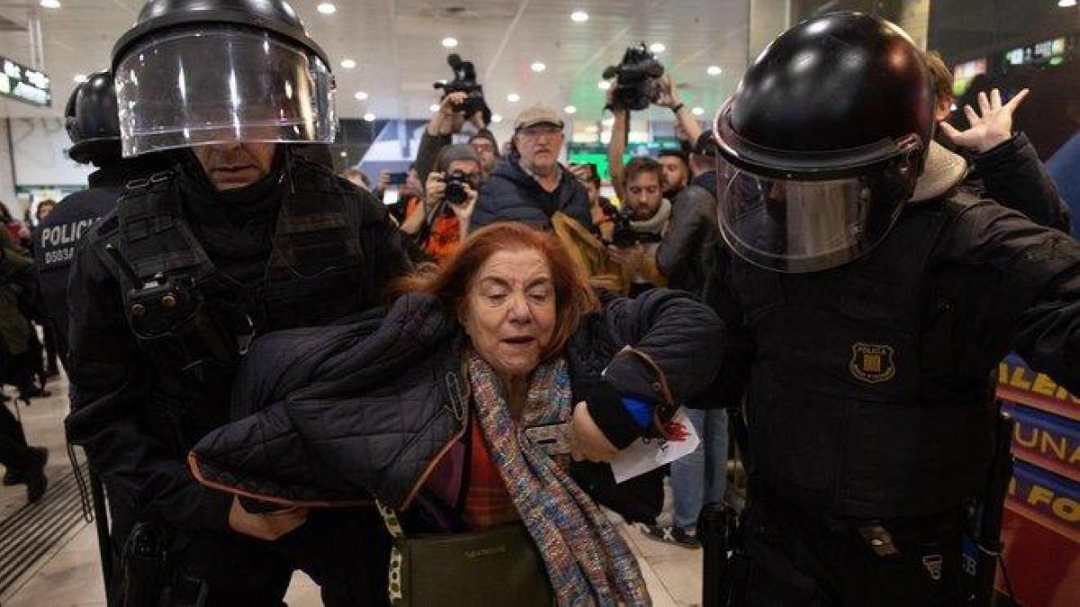 Manifestantes ante la estación de Sants.-LUIS BENAVIDES