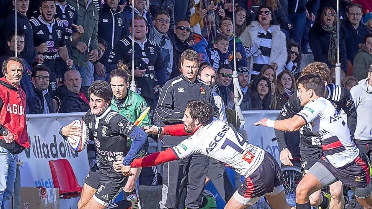 Juan Ramos evita el placaje del Direito en el partido de la Copa Ibérica.-MIGUEL ÁNGEL SANTOS