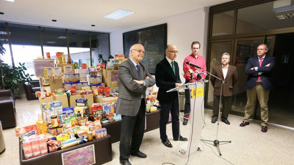 La Delegación del Gobierno entrega al Banco de Alimentos, Cáritas y otras ONGs los alimentos recogidos para las personas necesitadas de Castilla y León-Ical