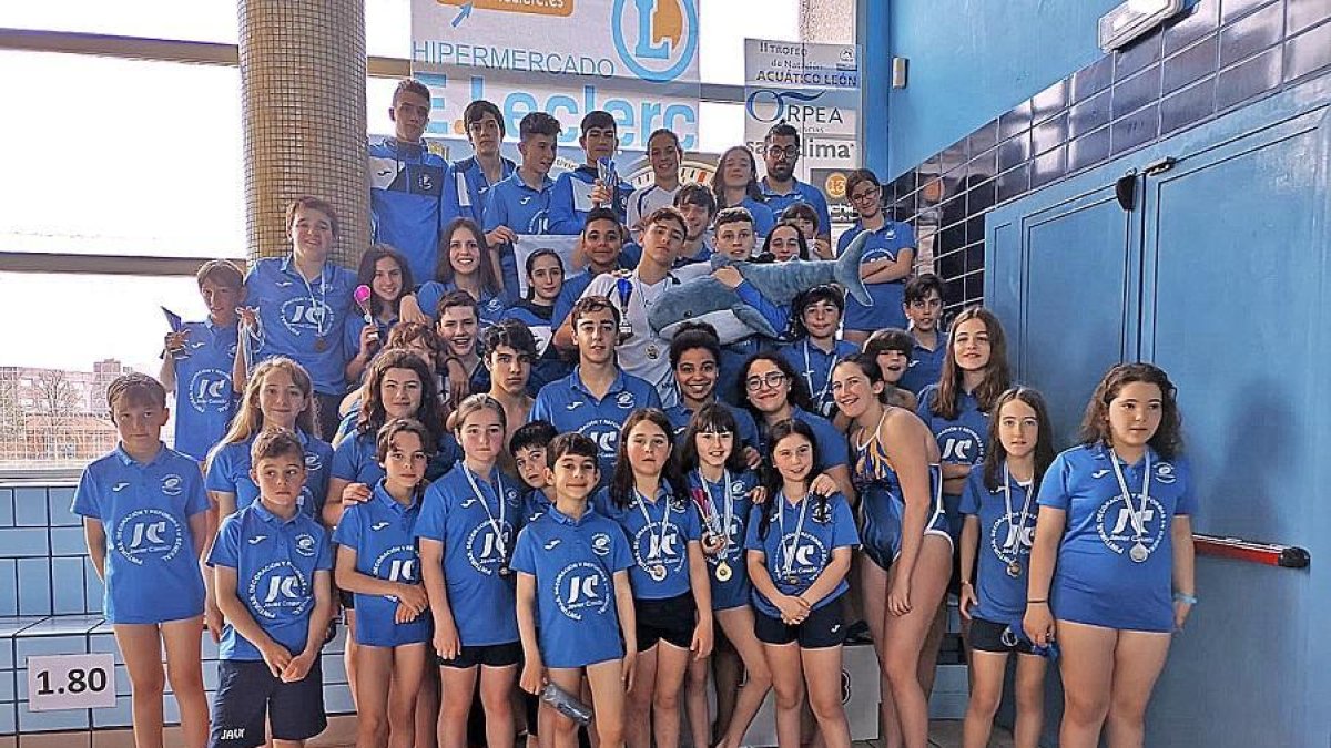 Nadadores de todas las edades durante la celebración de un Trofeo organizado por elAcuático León.-