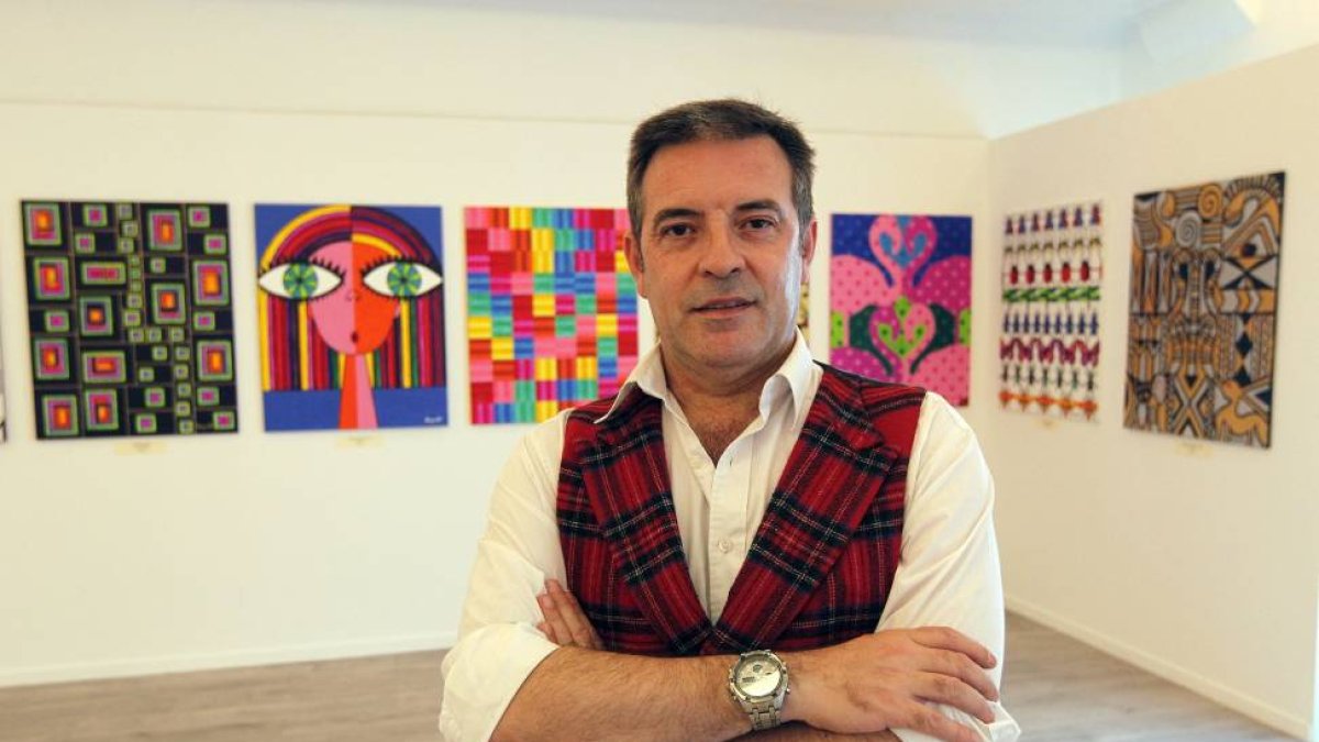 El pintor Ramón Margareto junto algunas de sus obras en la inauguración de la exposición 'Geopop Art'-ICAL