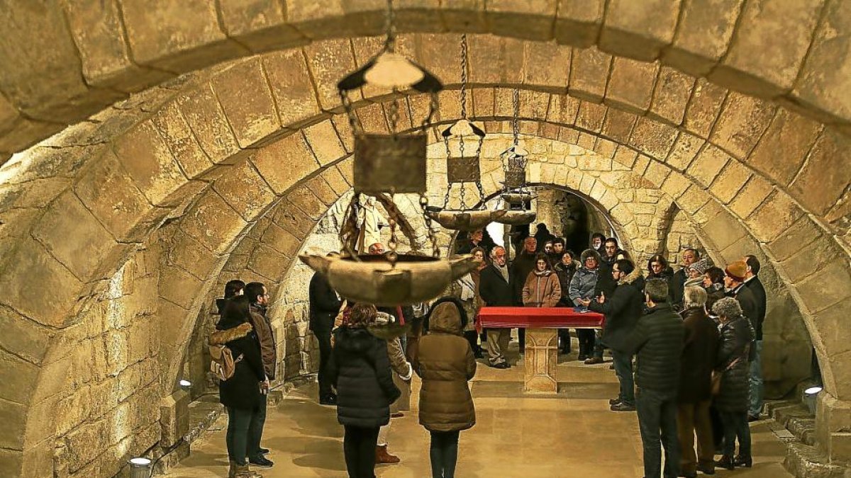 Un grupo de turistas atiende las explicaciones durante la visita a la cripta de la catedral.-BRÁGIMO