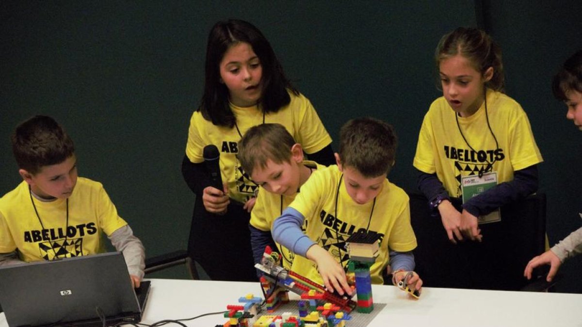 Varios integrantes de uno de los equipos en una jornada anterior.-firstlegoleague