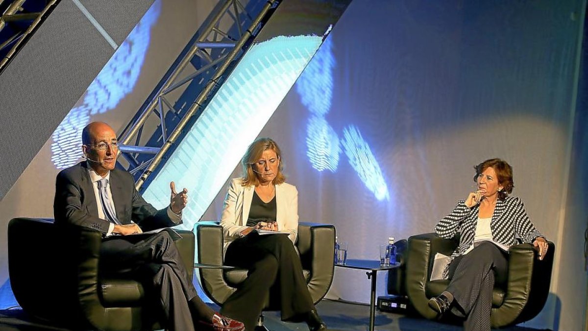 El presidente de General Electric, Daniel Carreño, conversa con Helena Herrero, presidenta de HP Ibérica (D) y Marta Martínez, presidenta de IMB España.-ICAL