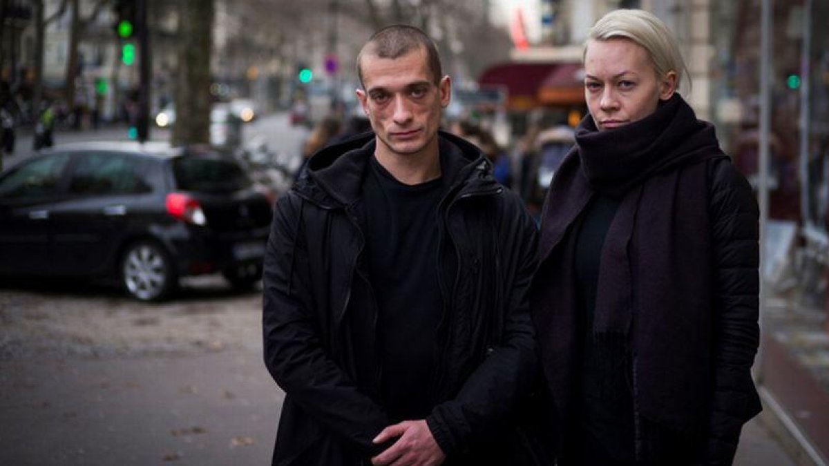 El artista ruso Piotr Pavlenski y su esposa Oksana Chaliguina.-