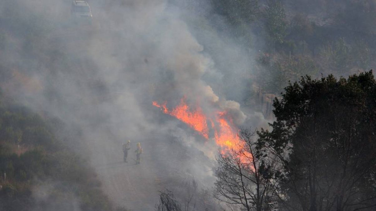 Miembros de las brigadas de extinción trabajan por apagar el incendio en la localidad de San Pedro Mallo, perteneciente al municipio de Toreno (León)-Ical