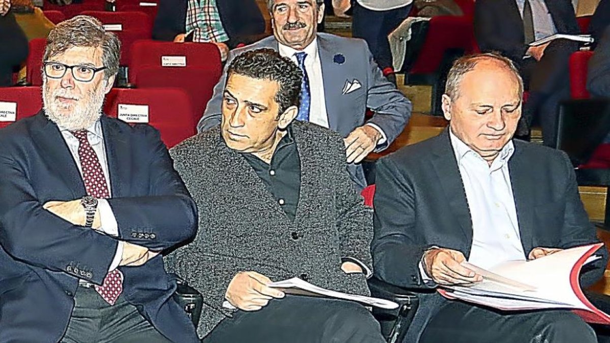 Santiago Aparicio (Cecale), Vicente Andrés (CCOO) y FaustinoTemprano (UGT) en una imagen de archivo.-ICAL