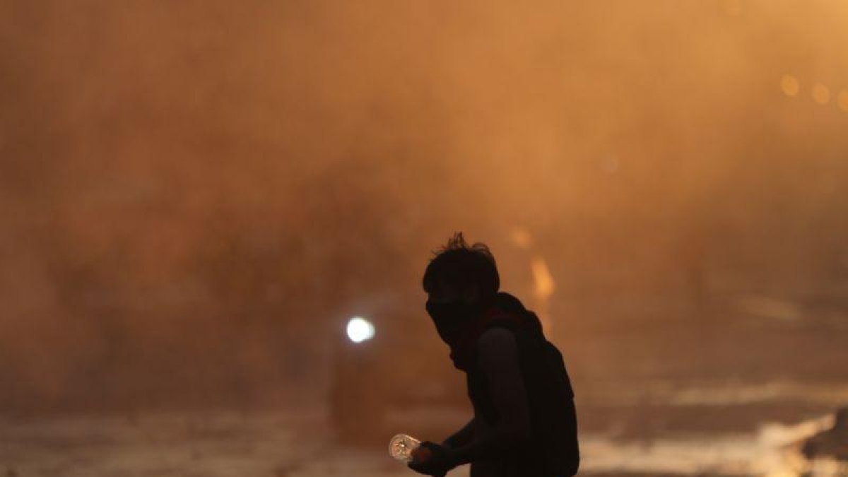 Manifestantes protestan este martes durante una nueva jornada de movilizaciones en contra del Gobierno.-EFE