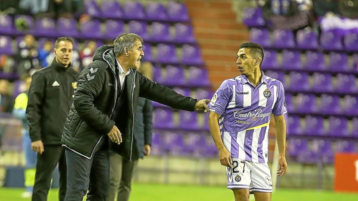 Paco Herrera habla con Anuar en el partido de Copa ante la Real Sociedad.-MIGUEL Á. SANTOS (PHOTOGENIC)