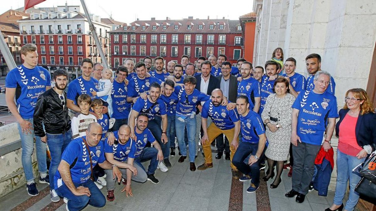 Y siete años después el balonmano masculino, en esta ocasión a través del BMAtlético, volvió a salir al balcón del Ayuntamiento.-J. M. LOSTAU