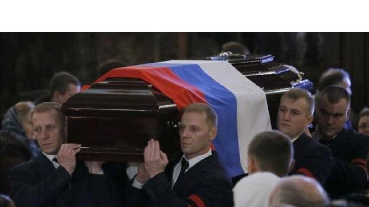 Funcionarios rusos transportan el ataúd del embajador ruso en Ankara asesinado, Andréi Karlov.-MAXIM SHEMETOV / REUTERS