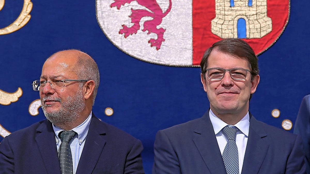 Mañueco preside la toma de posesión de los miembros de su Ejecutivo, junto a su vicepresidente, Francisco Igea.-ICAL