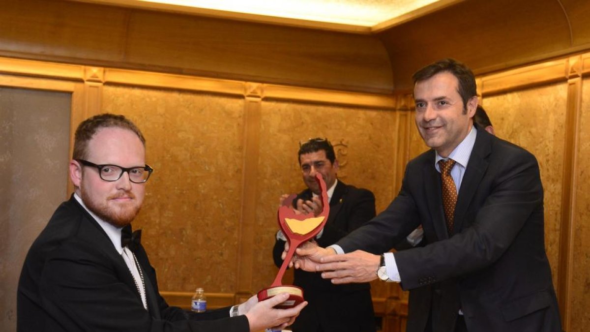 El director general de Turismo de la Junta, Javier Ramírez, entrega el premio a la excelencia a Victor Sagredo.-Ricardo Ordóñez / ICAL