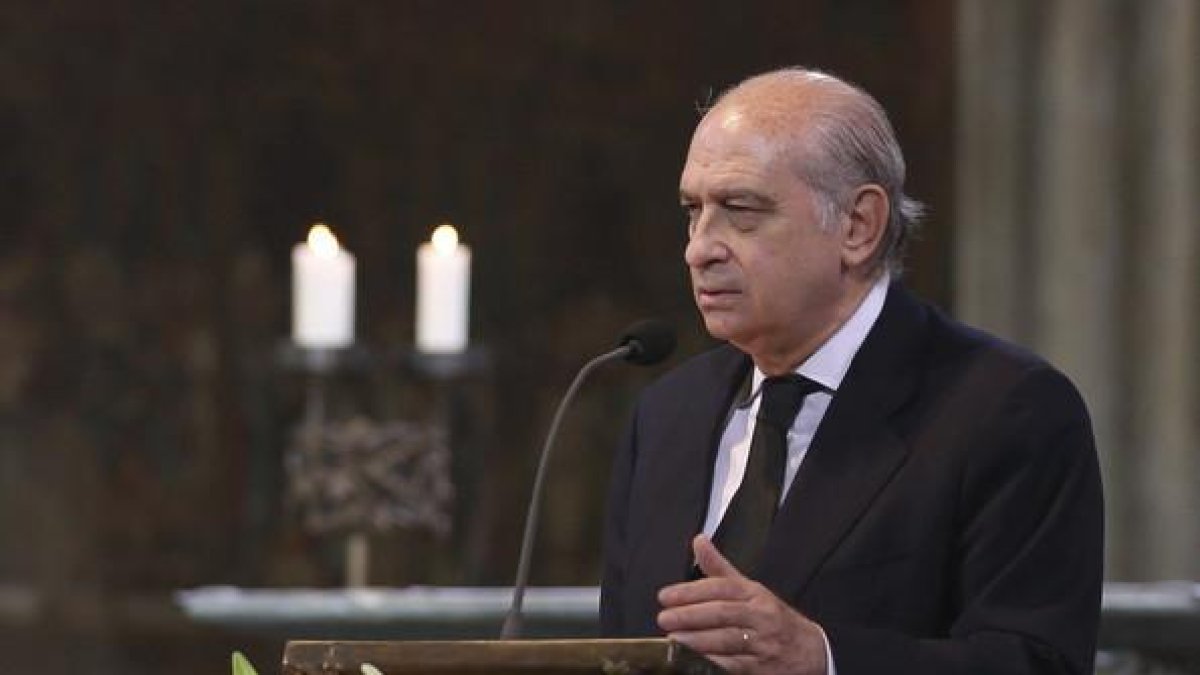 El ministro del Interior español, Jorge Fernandez Díaz, durante el funeral de Estado en memoria de las víctimas de Germanwings celebrado en Colonia.-EFE / OLIVER BERG