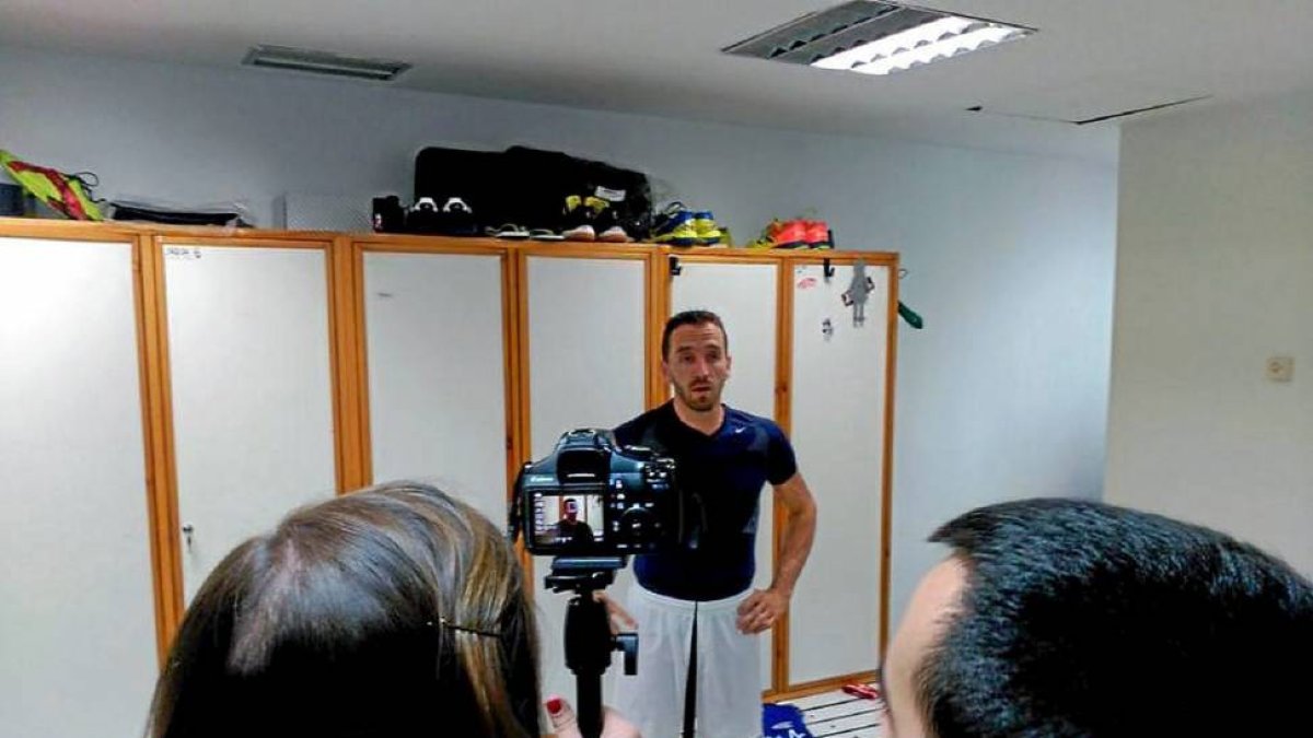 Fernando Hernández graba el vídeo promocional del playoff-twitter