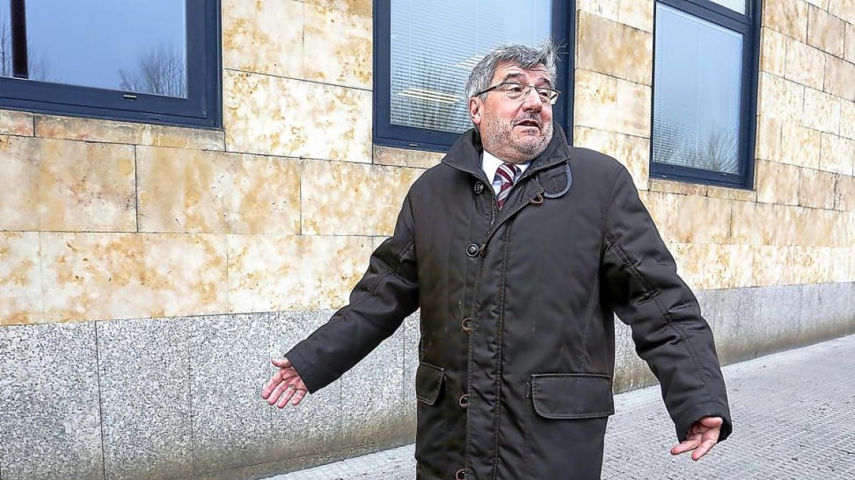 El ex alcalde de León, Francisco Fernández, a su llegada a los juzgados.-ICAL