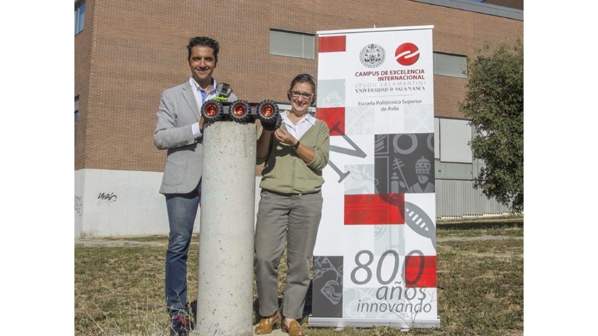 Diego González Aguilera y Rocío Mora con el prototipo en las instalaciones de la Universidad de Salamanca.-EL MUNDO