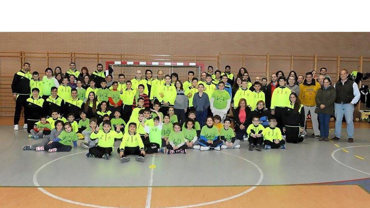 Foto de familia de los integrantes y padres de la sección TEA de Inclusport.-